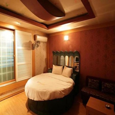 Valentine Hotel Goyang Bagian luar foto