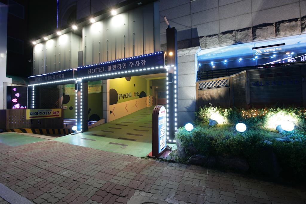 Valentine Hotel Goyang Bagian luar foto