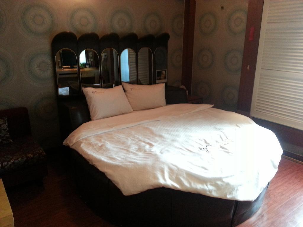 Valentine Hotel Goyang Bagian luar foto
