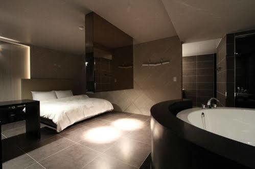 Valentine Hotel Goyang Bagian luar foto
